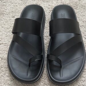 Zara Men's Sleek Black Flip-Flops
